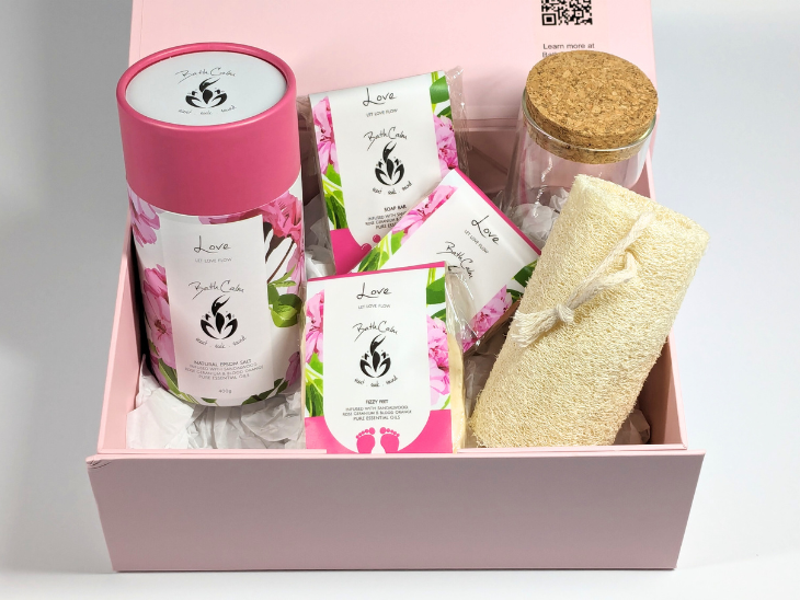 The BathCalm Love Experience Gift Box features all your BathCalm favourites in the new "Love" blend of warm and calming blend of Sandalwood, Cedarwood, Rose Geranium and Blood Orange pure essential oils. The Love Gift Box include a gorgeous, handcrafted vegan-friendly soap, a relaxing Bath Meditation Soak, a two-pack Shower Cloud, a two-pack Fizzy Feet, Natural Loofah and eco-friendly Glass Jar with Cork Lid, all placed in a sturdy, yet stylish magnetic gift box with pink metallic logo.