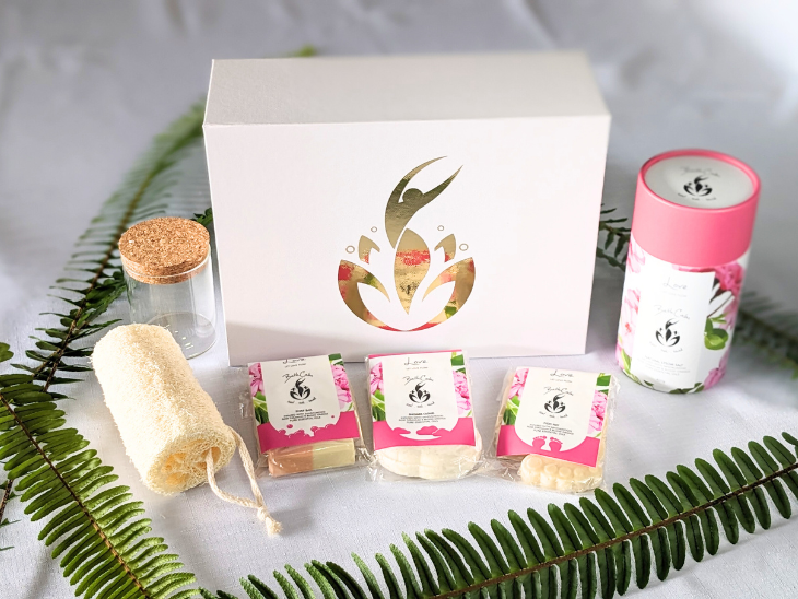 The BathCalm Love Experience Gift Box features all your BathCalm favourites in the new "Love" blend of warm and calming blend of Sandalwood, Cedarwood, Rose Geranium and Blood Orange pure essential oils. The Love Gift Box includes: