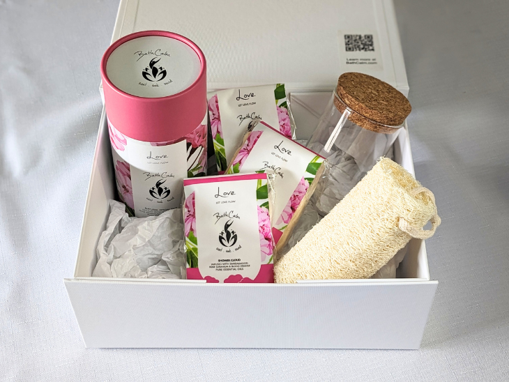The BathCalm Love Experience Gift Box features all your BathCalm favourites in the new "Love" blend of warm and calming blend of Sandalwood, Cedarwood, Rose Geranium and Blood Orange pure essential oils. The Love Gift Box includes: